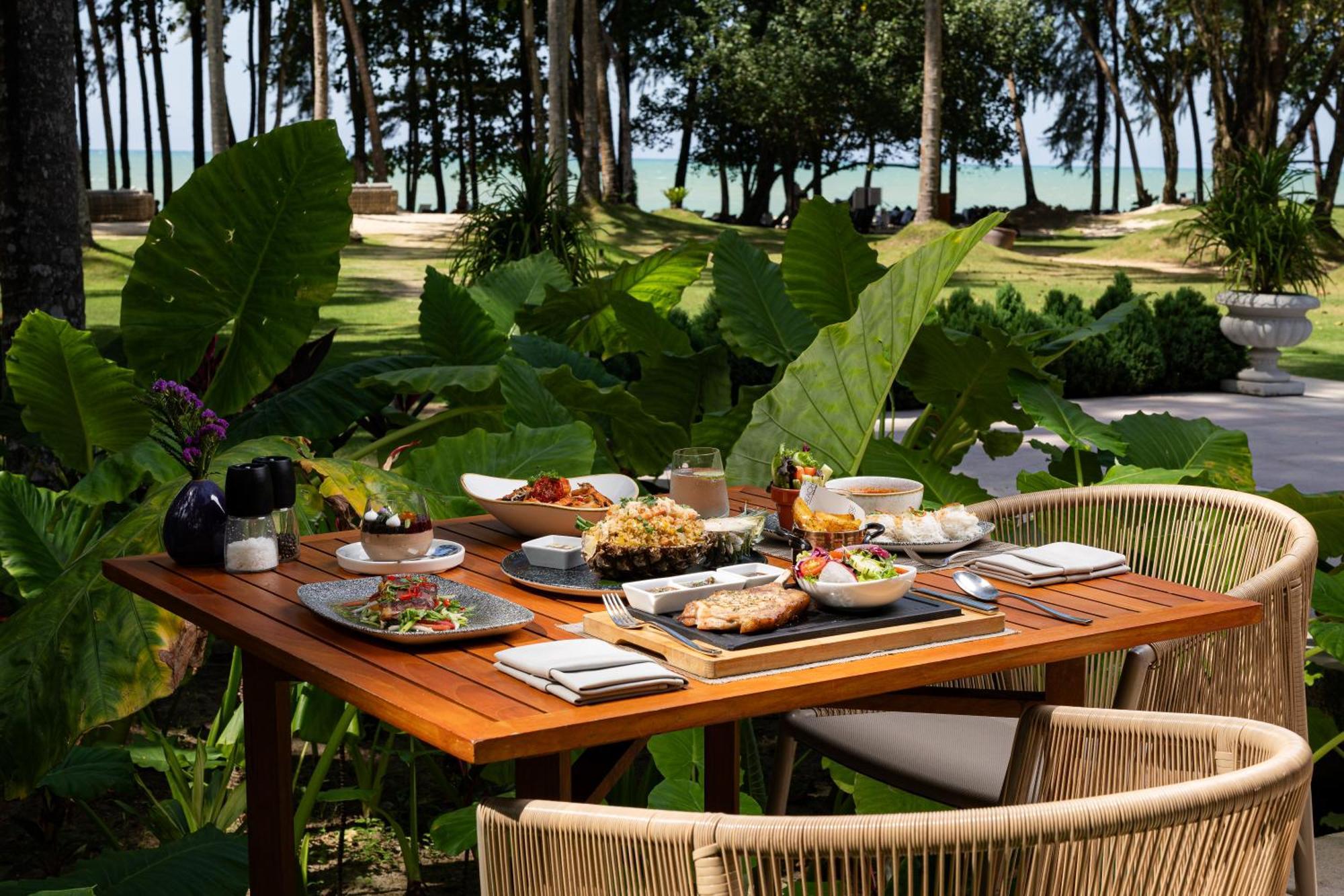 Avani Plus Khao Lak Resort Bagian luar foto
